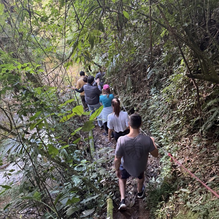 Grupo em trilha dentro da Pousada A Rosa e o Rei, na Serra da Mantiqueira
